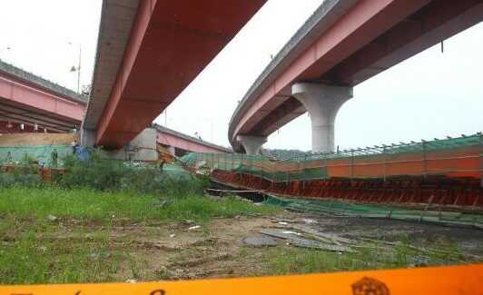 韩国施工路面坍塌致中国工人2死1伤 